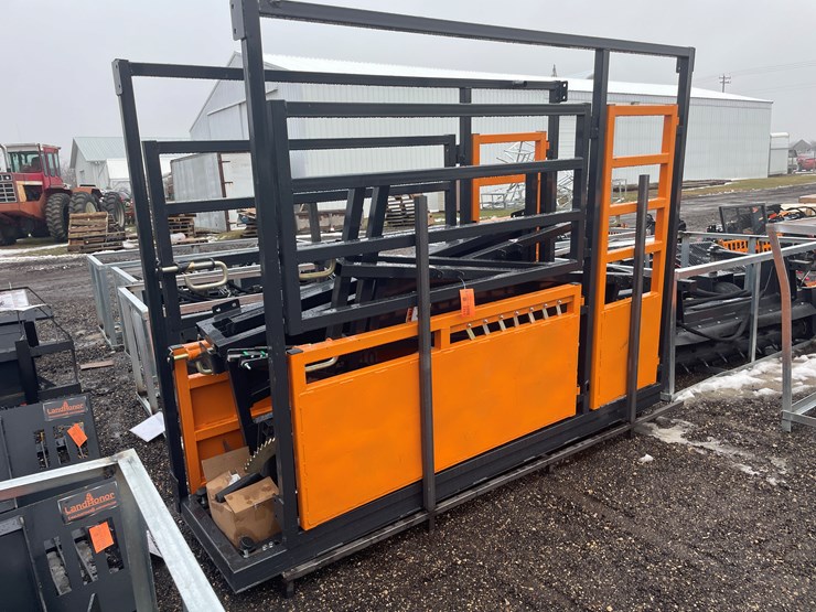 #1162-•-unused,-landhonor-10'-cattle-squeeze-chute-image-2