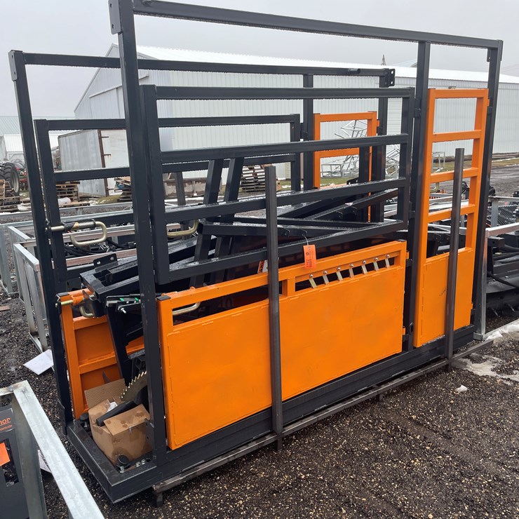 #1162 • Unused Landhonor 10' Cattle Squeeze Chute