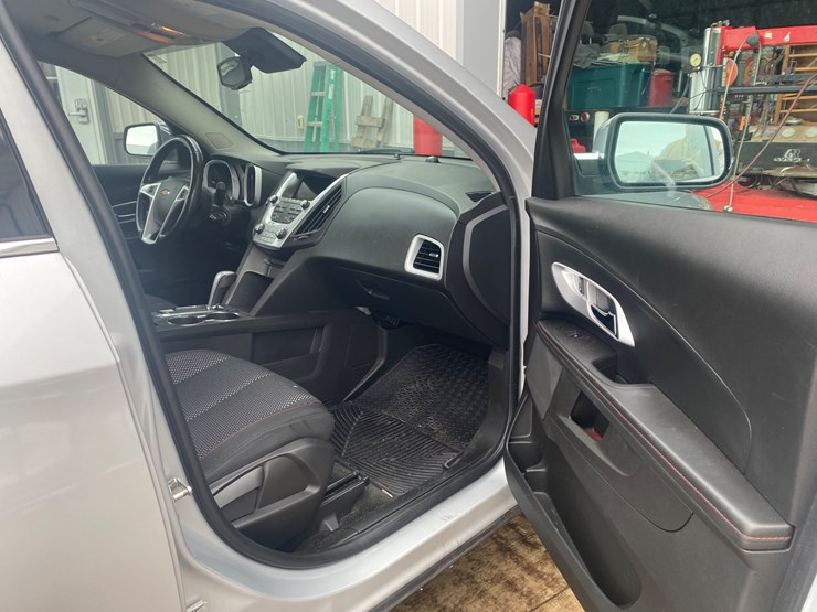 2015-chevrolet-equinox-lt-image-18