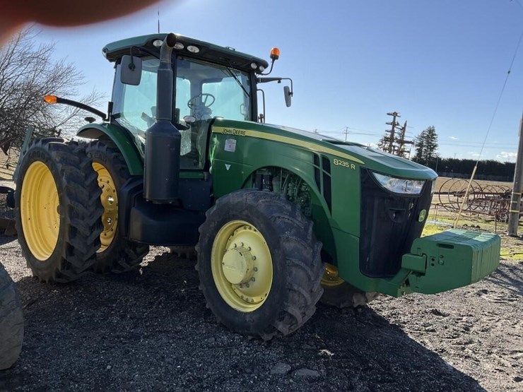 john-deere-8235r-image-4