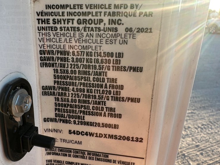 2021-isuzu-npr-image-12