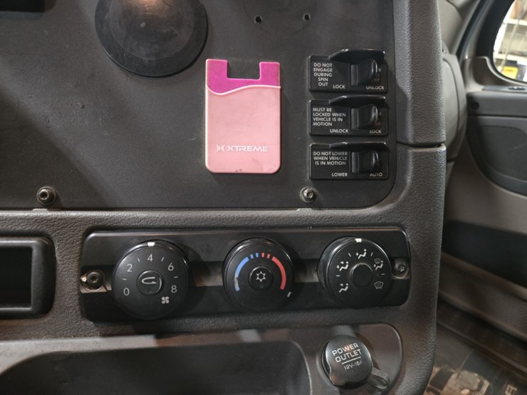 #2298-•-2015-freightliner-cascadia-day-cab-truck-tractor-image-63