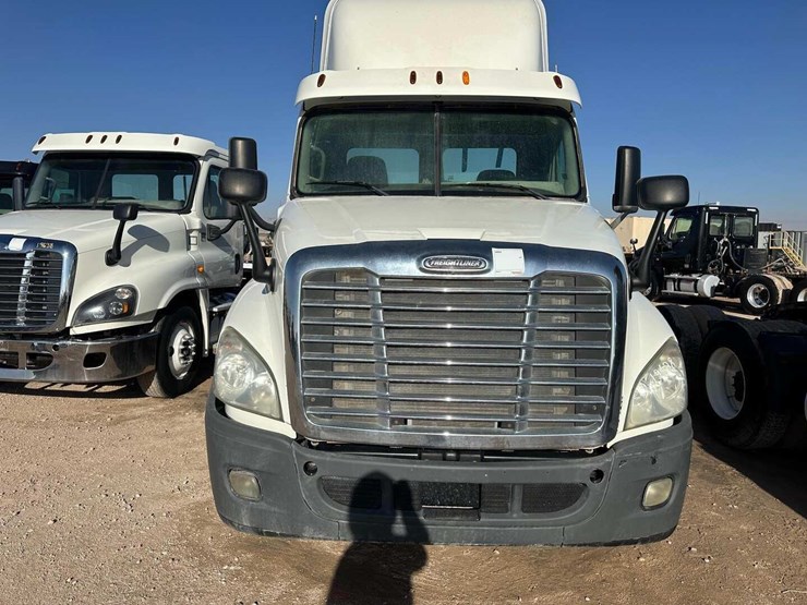 2013-freightliner-cascadia-image-3