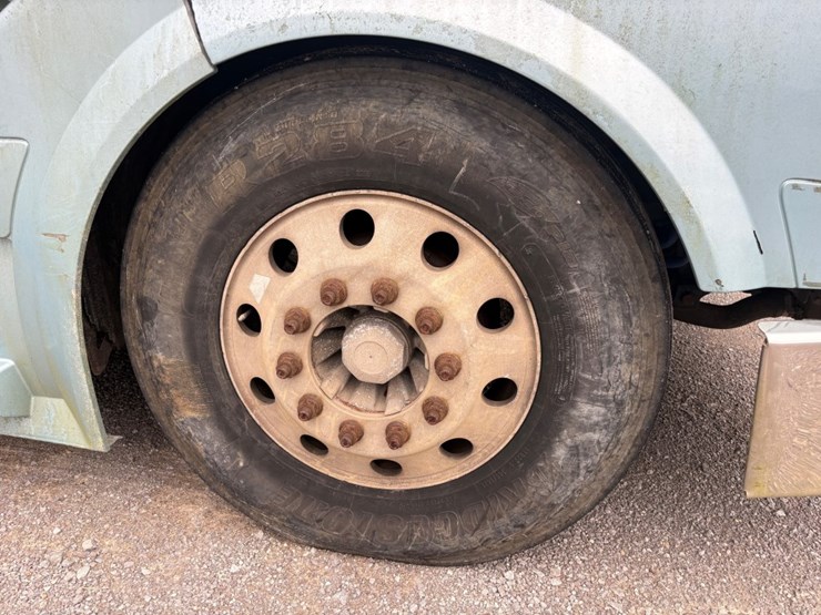 #30702-•-2011-volvo-vnl-tandem-axle-truck-tractor-image-13