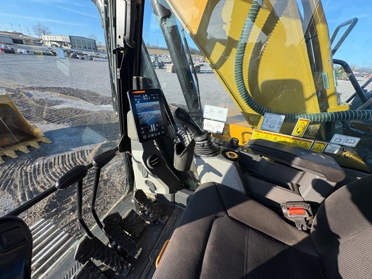 2021-caterpillar-330-image-50