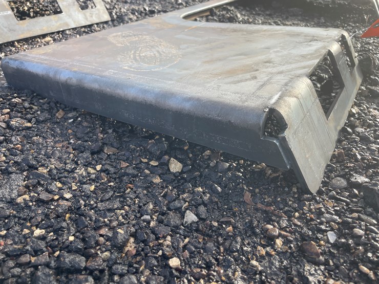 #1186-•-unused,-skidsteer-open-center-weldable-quick-attach-plate-image-3