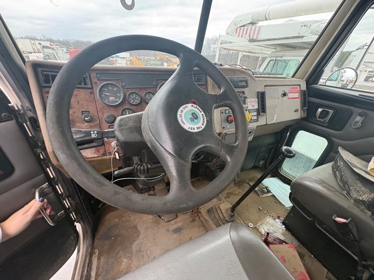 2007-peterbilt-335-image-17