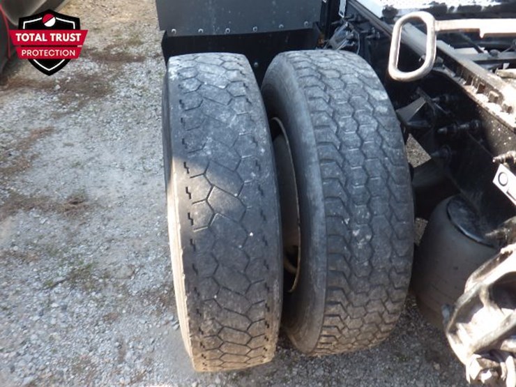 2023-peterbilt-579-image-15