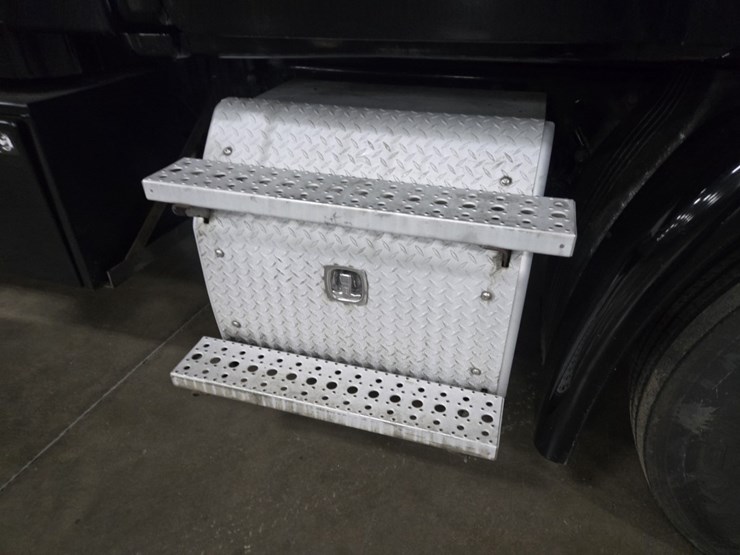 #2295-•-2016-freightliner-cascadia-day-cab-truck-tractor-image-14