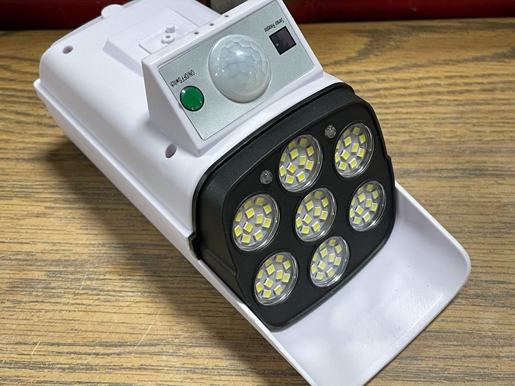 #2073-•-solar-sensor-light-with-remote-(t2)-image-3