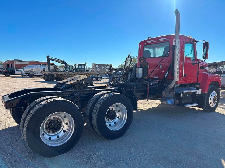 2020-mack-p164t-image-3