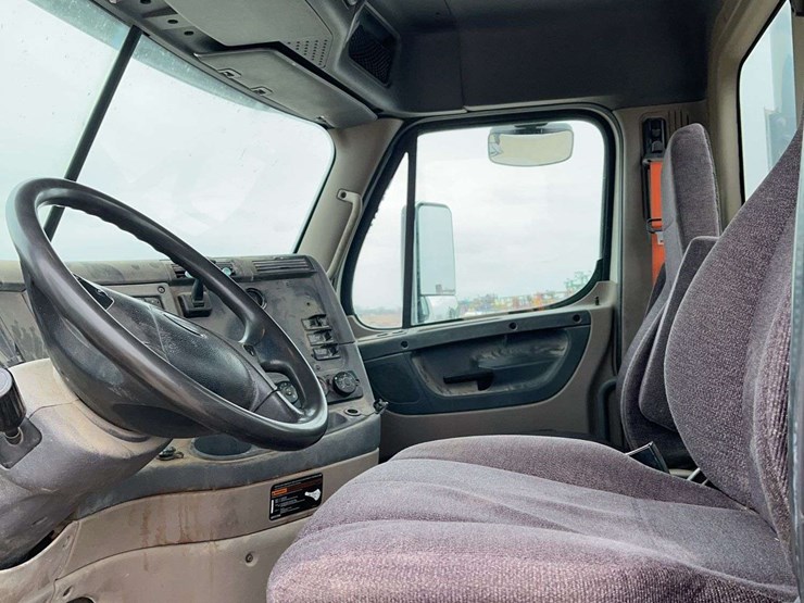 2014-freightliner-cascadia-125-image-17