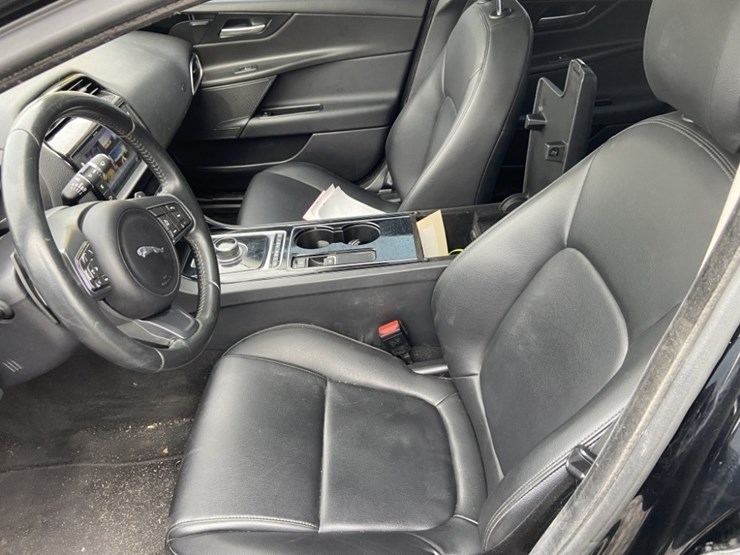 2017-jaguar-xe-25t-sedan-image-19