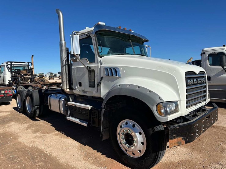 2020-mack-granite-image-2