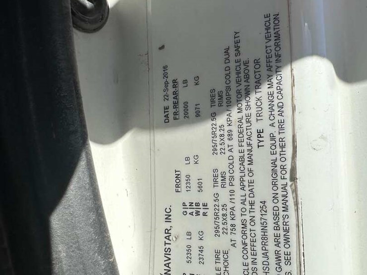 2017-international-lf687-daycab-image-9