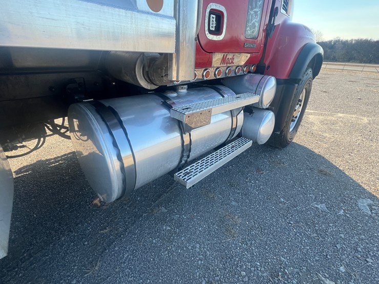 2004-mack-granite-cv713-image-17