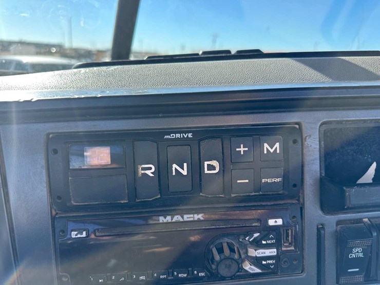 2020-mack-granite-image-7