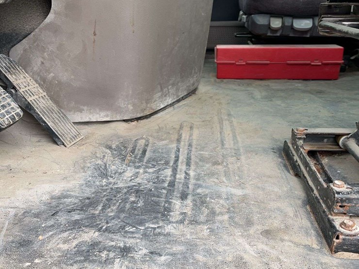 2014-freightliner-cascadia-125-image-18