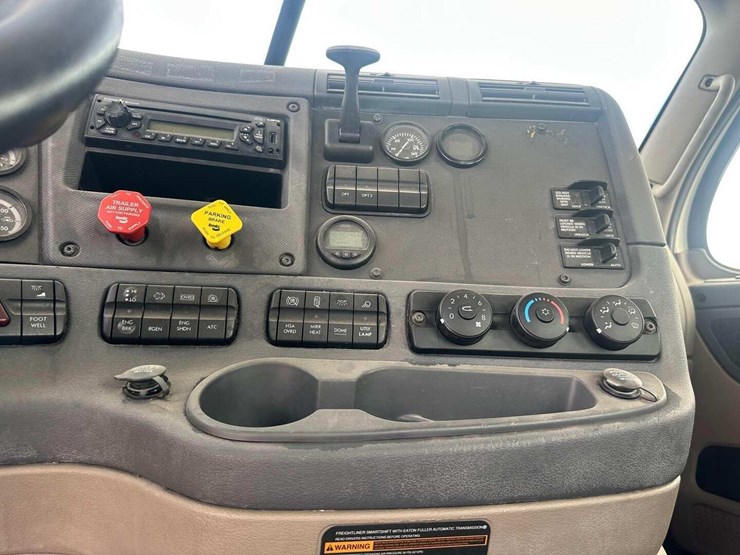 2014-freightliner-cascadia-image-9