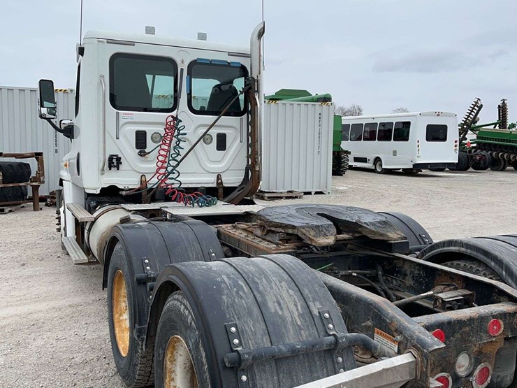 2014-freightliner-cascadia-125-image-9