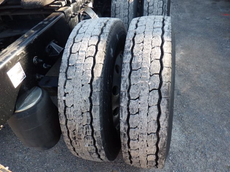 2017-peterbilt-587-image-11