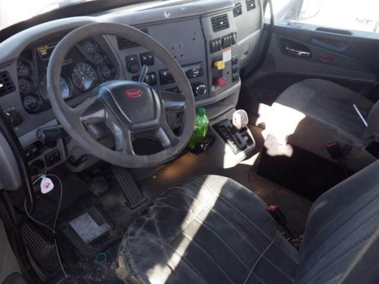 2016-peterbilt-579-image-17