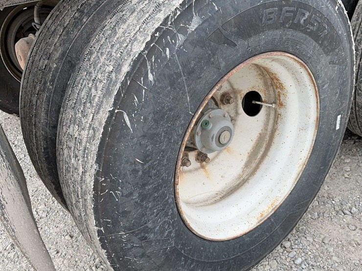 1990-east-28ft-dump-trailer,-new-hoist,-like-new-tires,-and-newer-tarp,-newer-tarp-bows,-good-liner,-really-good-shape-for-the-year,-good-shape,-just-downsizing-image-18