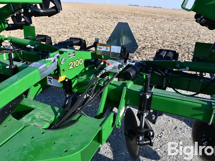 2024-john-deere-2100-image-18