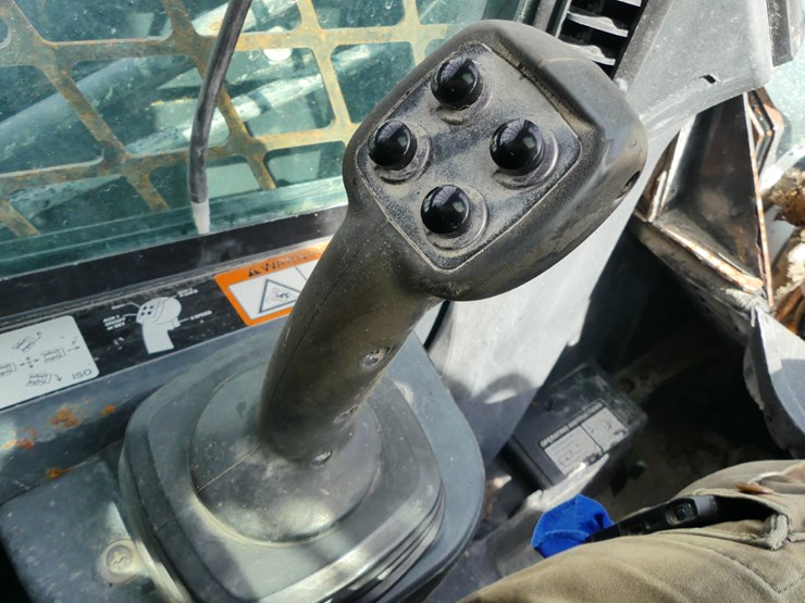 2010-deere-318d-image-13