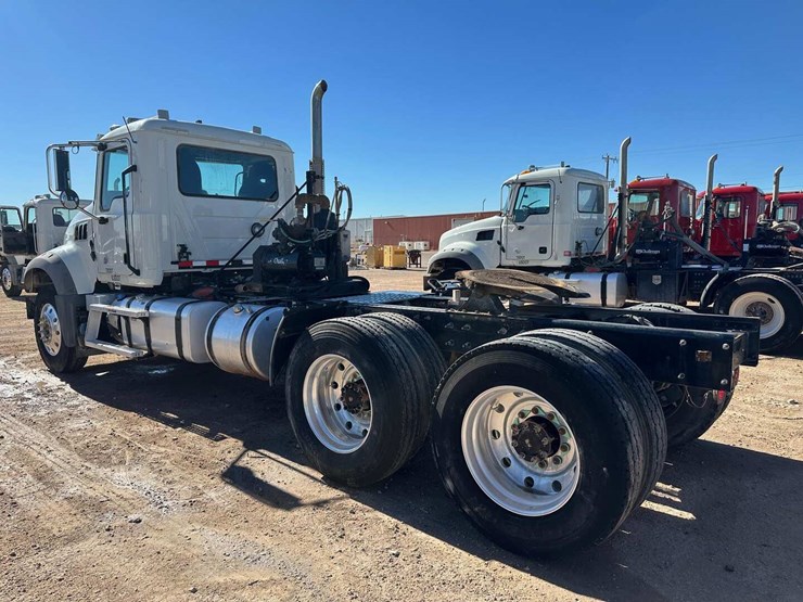 2020-mack-granite-image-3