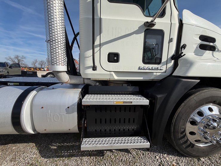 2016-mack-pinnacle-cxu613-image-21