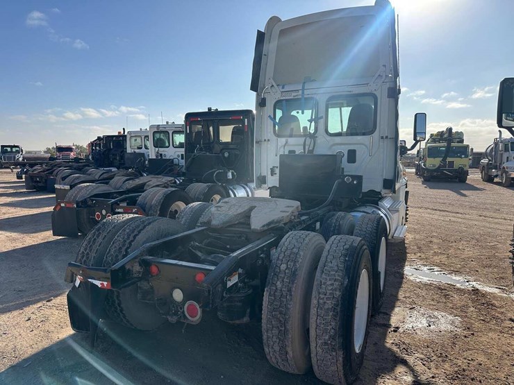 2013-freightliner-cascadia-image-4