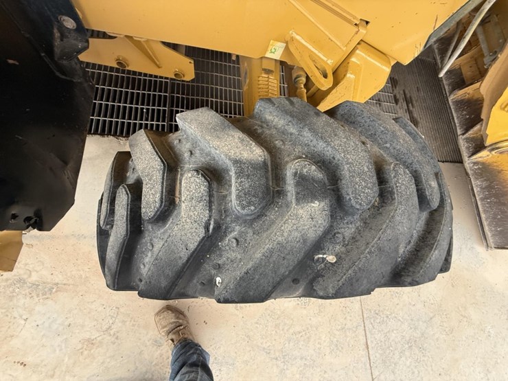 2018-caterpillar-420f2-image-23