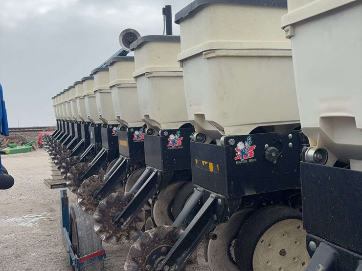 2008-kinze-3600-image-15