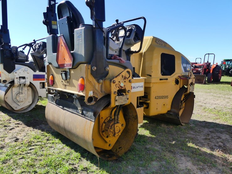 2015-caterpillar-cb24b-image-3