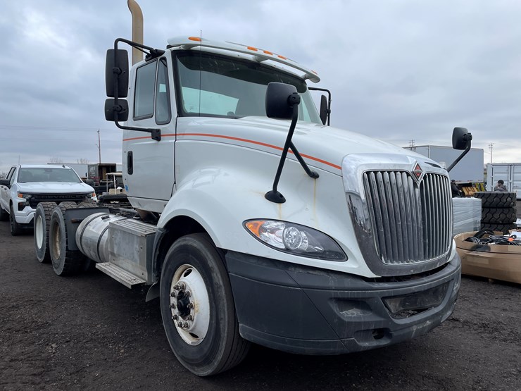 #1000-•-2015-international-tandem-axle-day-cab-semi-tractor-(has-wi-title)-image-3