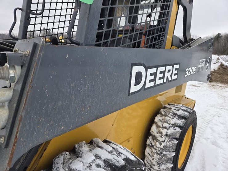 deere-320e-image-12