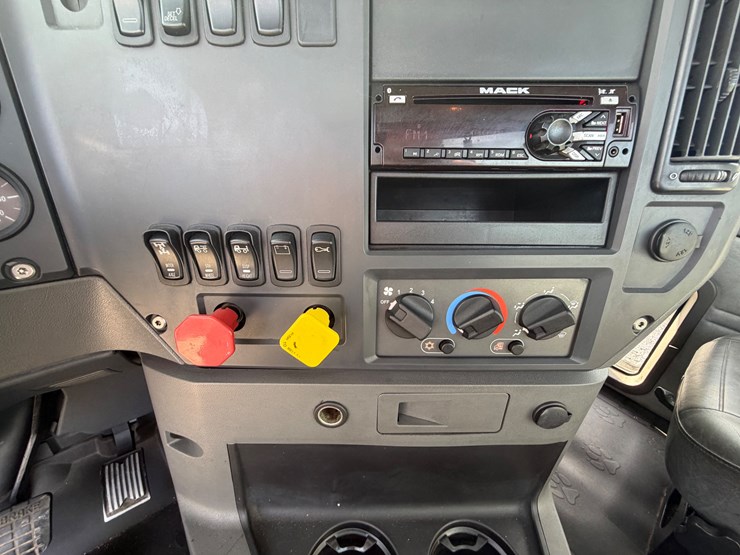 2016-mack-pinnacle-cxu613-image-30