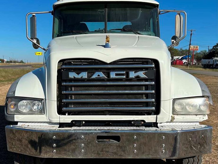 2020-mack-granite-image-3