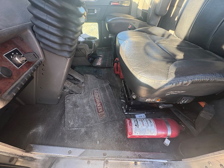 2008-kenworth-t300-image-17