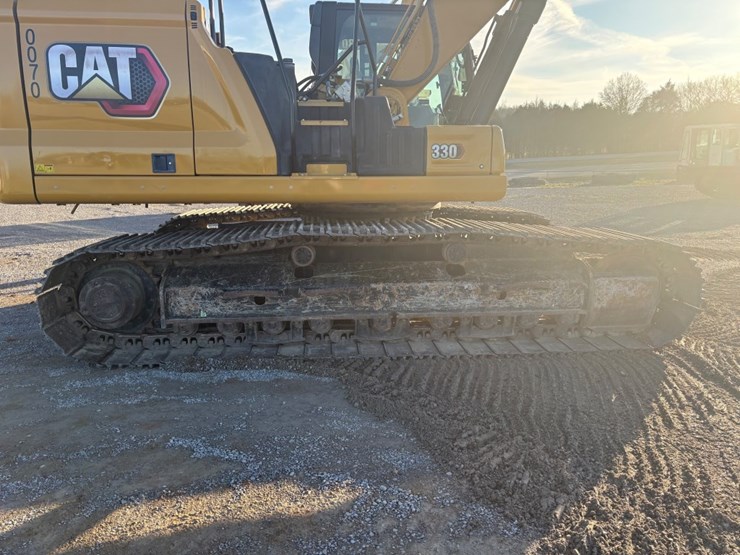 2021-caterpillar-330-image-35