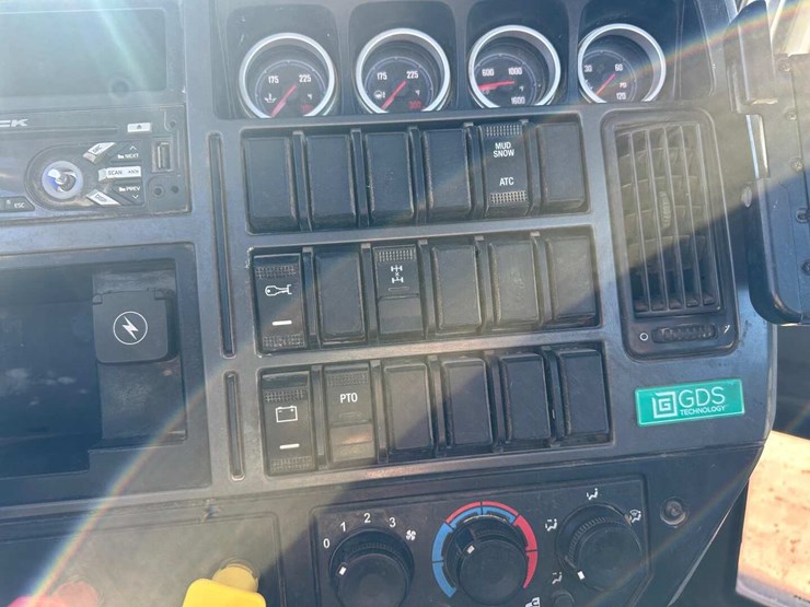 2020-mack-granite-image-6