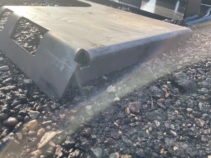 #1188-•-unused,-skidsteer-open-center-weldable-quick-attach-plate-image-3