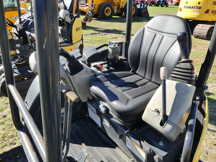 2016-yanmar-vio25-image-11