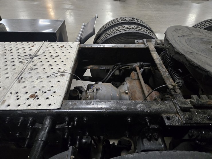 #2295-•-2016-freightliner-cascadia-day-cab-truck-tractor-image-30