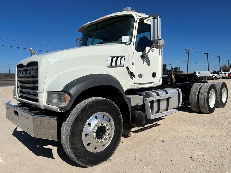 2020-mack-gr64ft-daycab-image-1