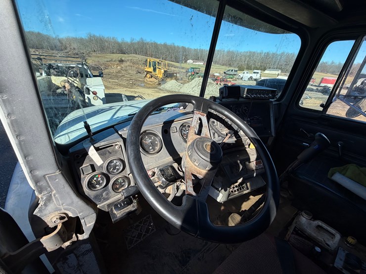 2011-mack-rd688s-image-23
