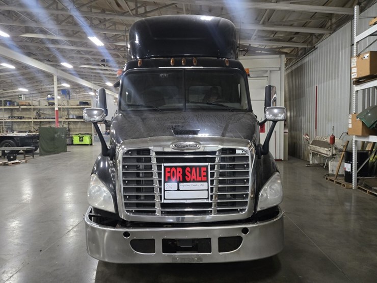 #2295-•-2016-freightliner-cascadia-day-cab-truck-tractor-image-6