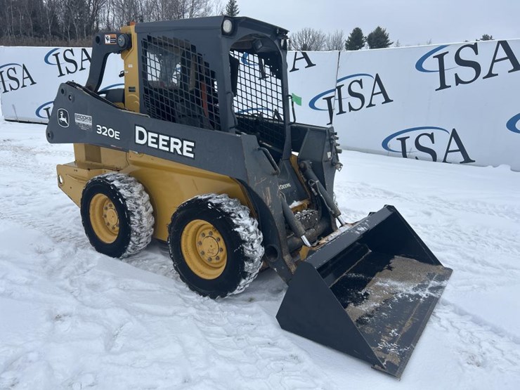 deere-320e-image-7