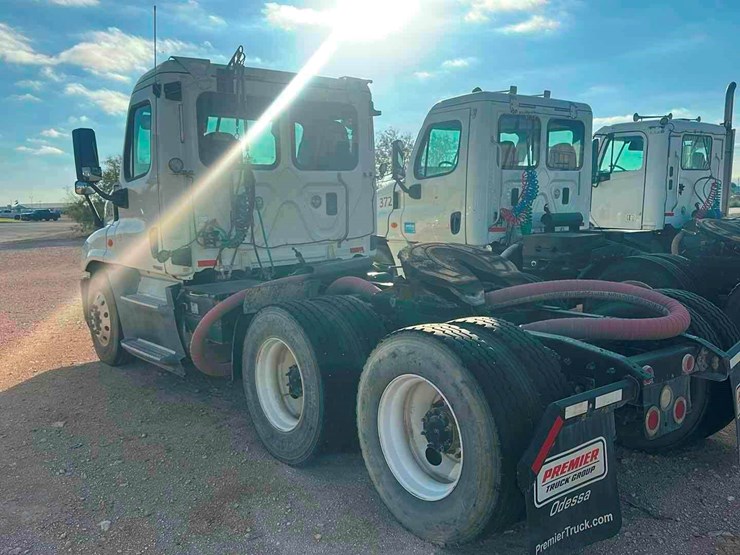 2016-freightliner-cascadia-image-2